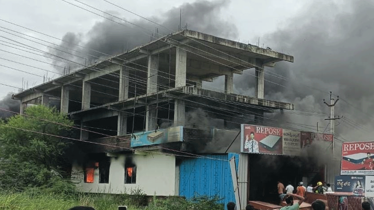 Fire accident | సిరిసిల్లలో భారీ అగ్నిప్రమాదం.. యూపీకి చెందిన కార్మికుడు మృతి