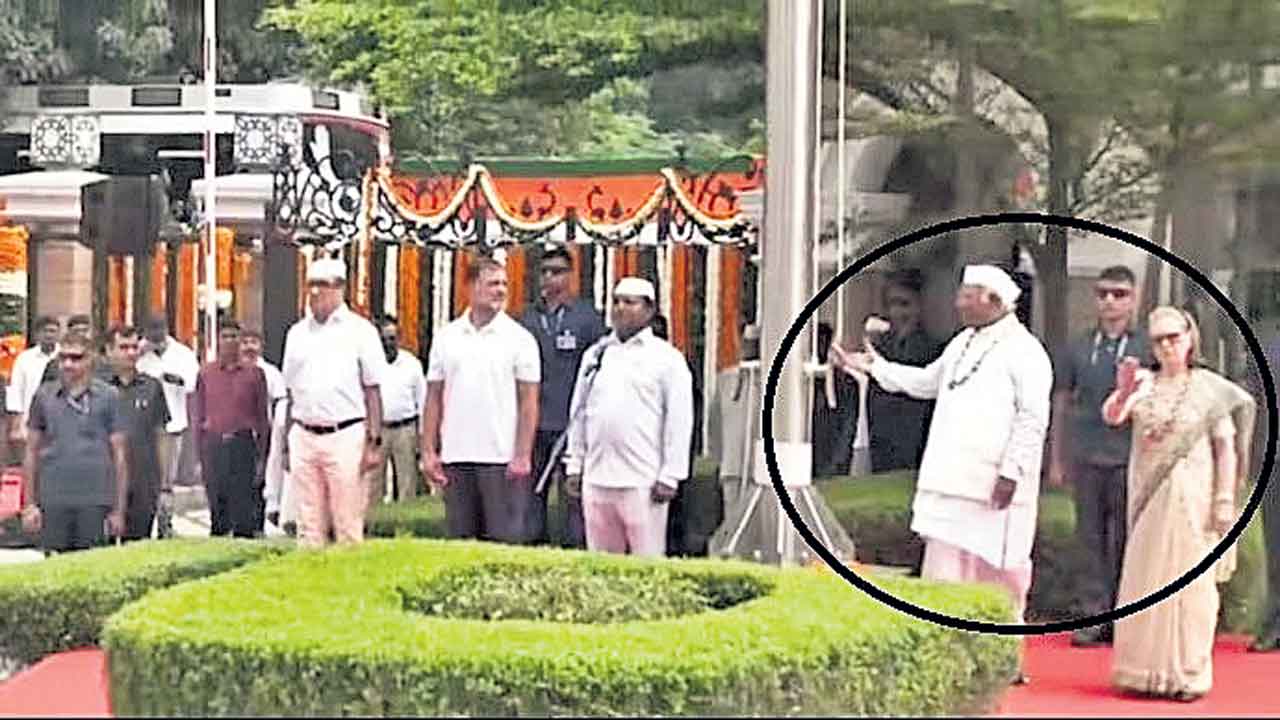 వందేమాతరం గీతాలాపనను అడ్డుకున్న సోనియా?
