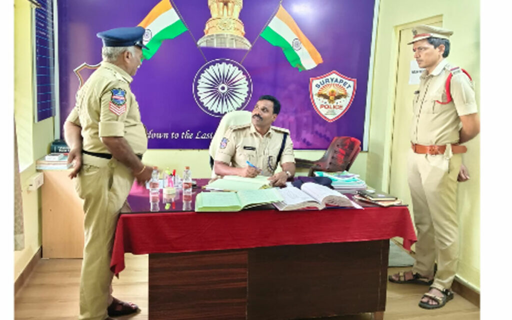 పారదర్శకంగా పోలీస్ సేవలు అందించాలి : ఎస్పీ నరసింహ