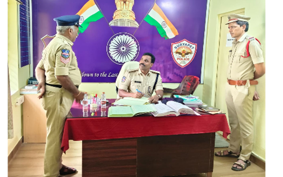 పారదర్శకంగా పోలీస్ సేవలు అందించాలి : ఎస్పీ నరసింహ