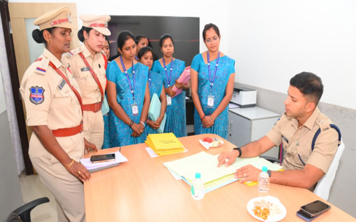 మహిళలు, బాలికల భద్రతకు భరోసా కేంద్రం కీలకం : ఎస్పీ శరత్ చంద్ర పవార్