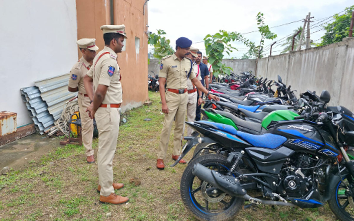 పెండింగ్ కేసుల దర్యాప్తు వేగవంతం చేయాలి : ఎస్పీ రోహిత్ రాజు