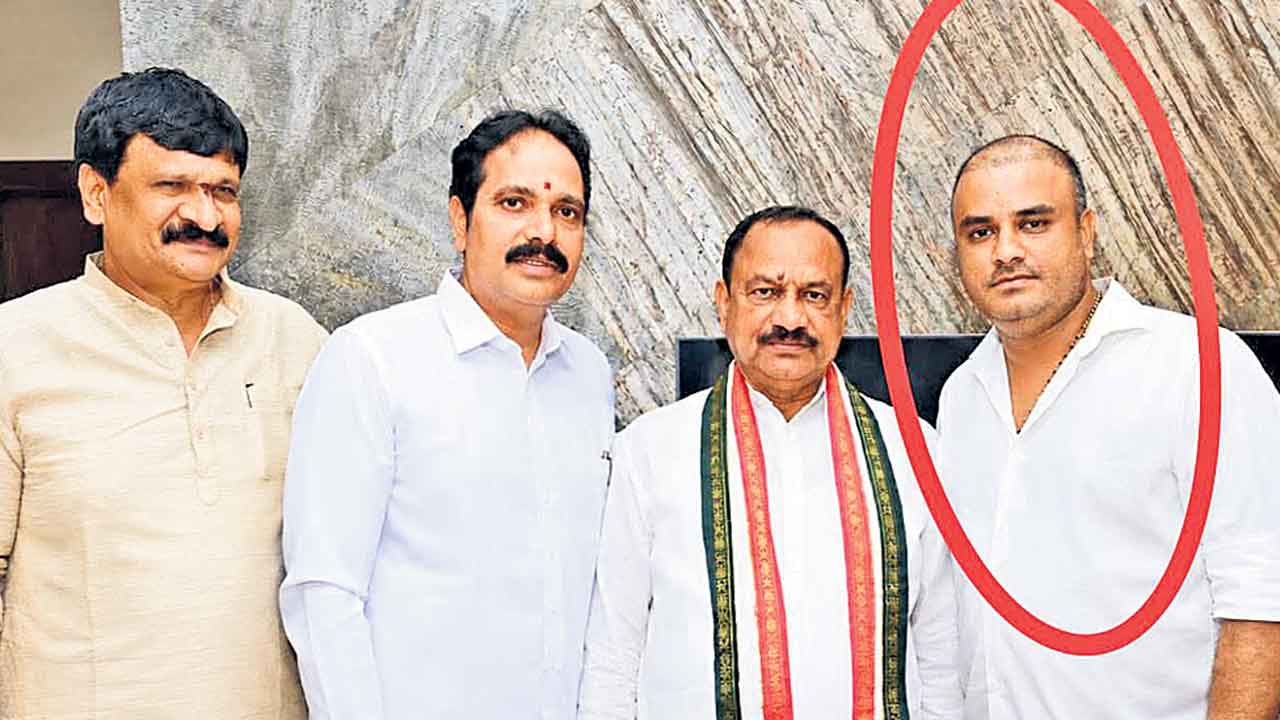 కాంగ్రెస్‌ నాయకుడి ఘరానా మోసం!