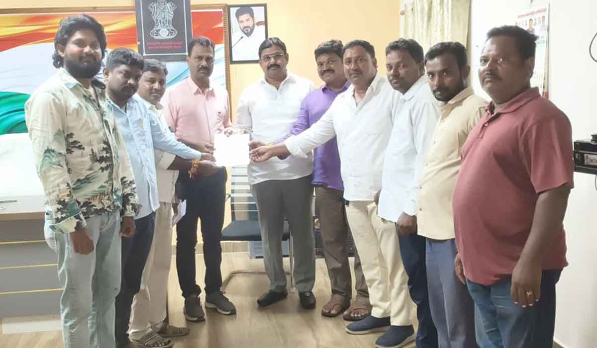 Dharmaram | ప్రభుత్వ భూముల్లో ఇండ్లకు అక్రమ అనుమతులపై తహసీల్దార్, ఎంపీడీవోలకు బీఆర్ఎస్ నాయకుల ఫిర్యాదు