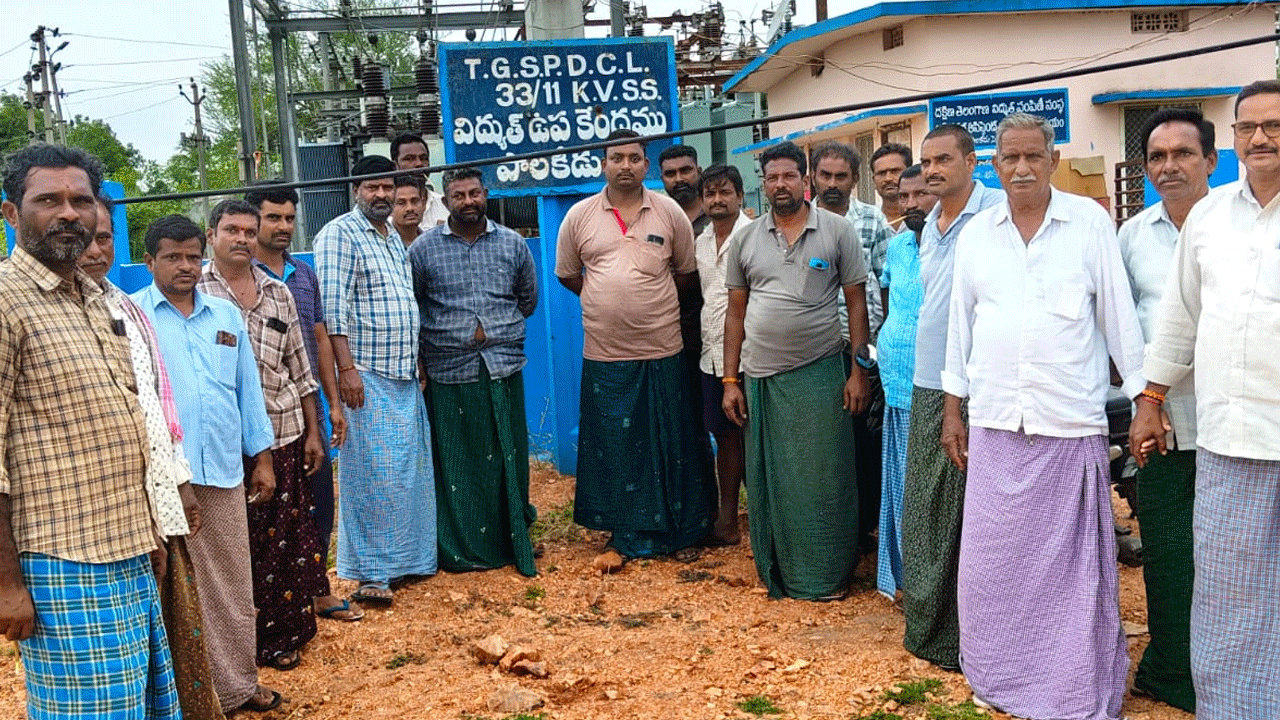 సూర్యాపేట జిల్లాలో సబ్ స్టేషన్ ని ముట్టడించిన రైతులు