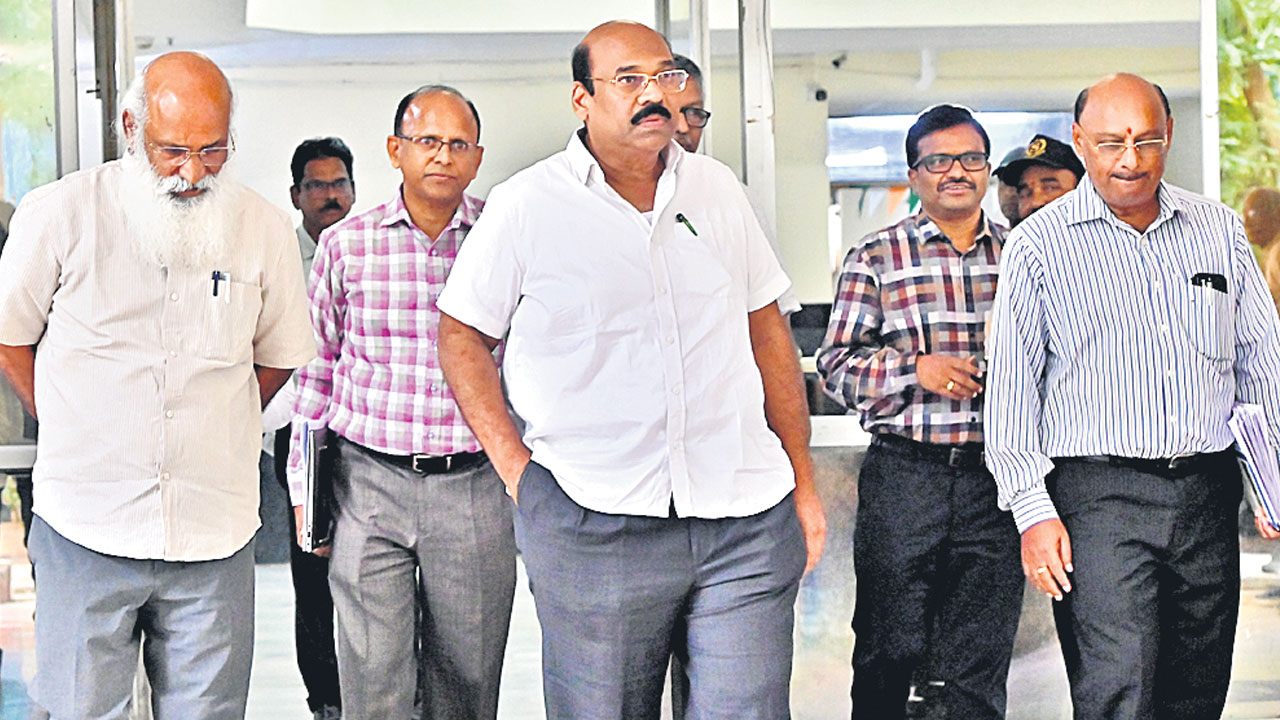ఇండెంట్‌ లేకుండానే మీటింగ్‌కు!