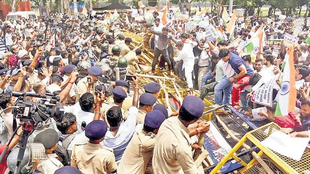 విద్యార్థులపై విరిగిన లాఠీ
