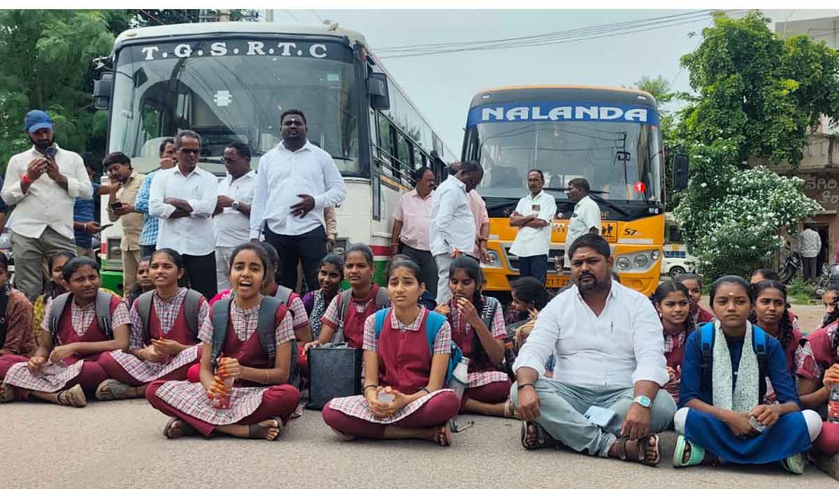 MLA Sanjay Kumar | అదనపు బస్సులు నడపాలని కోరుట్లలో కల్లూరు మోడల్ స్కూల్ విద్యార్థుల ధర్నా..