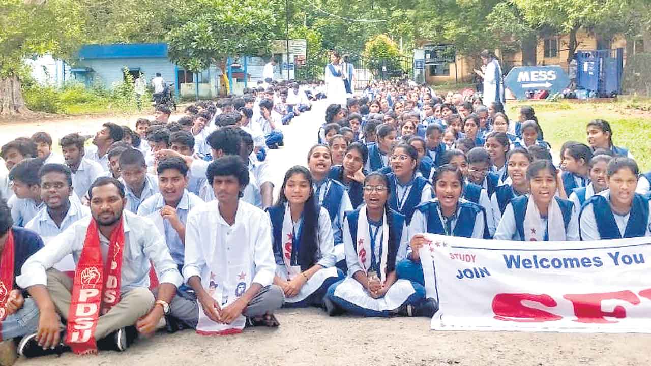 రోడ్డెక్కిన సింగరేణి పాలిటెక్నిక్‌ విద్యార్థులు