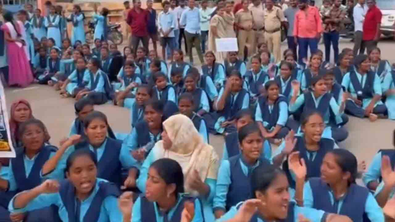 ఇది కదా ఐకమత్యం అంటే..! విద్యార్థిని అరెస్ట్‌ చేయబోయిన పోలీసులు, అడ్డకున్న తోటి విద్యార్థులు : వీడియో