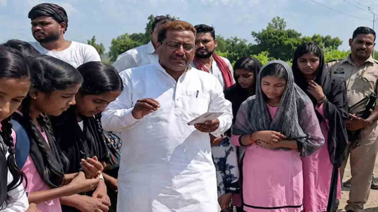 Students stop MLA convoy | ఎమ్మెల్యే కాన్వాయ్‌ను అడ్డుకున్న జెన్‌ అల్ఫా విద్యార్థులు.. బురదమయమైన రోడ్డుపై ఫిర్యాదు
