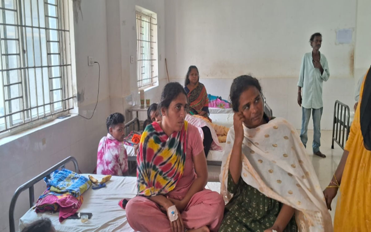 రైతు పొలంలో పురుగు మందు స్ప్రే… 14 మంది కూలీలకు అస్వ‌స్థత