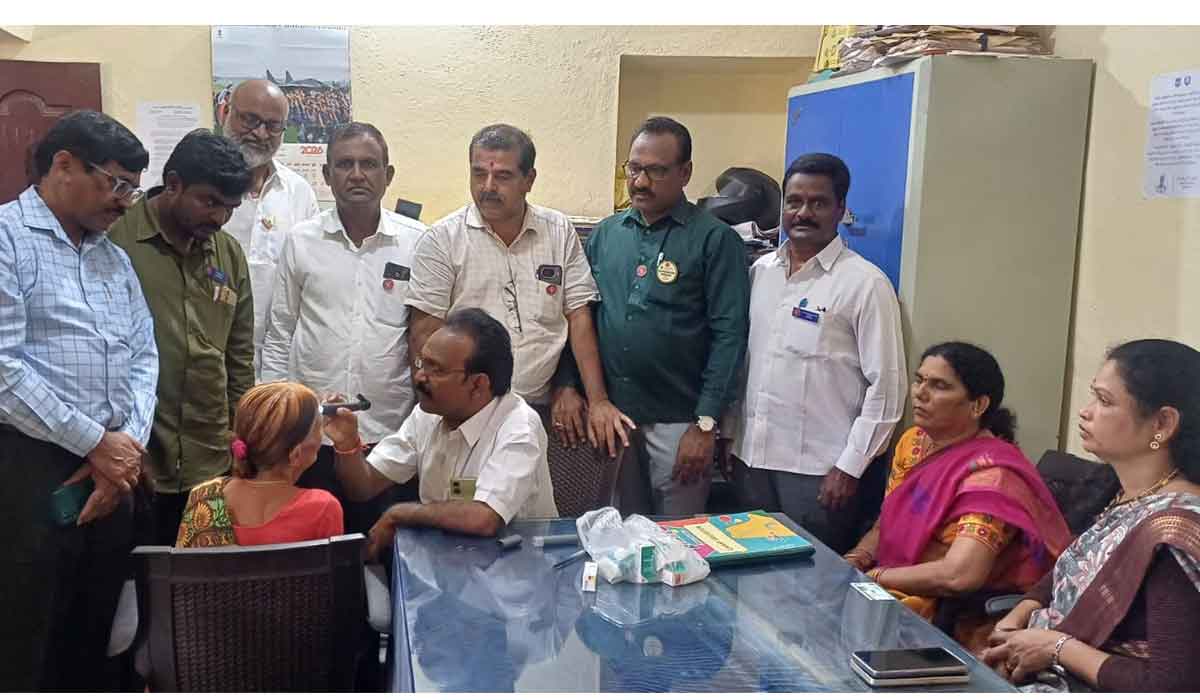 Dharmaram | లయన్స్‌ క్లబ్‌ ఆధ్వర్యంలో ధర్మారంలో కంటి వైద్య శిబిరం