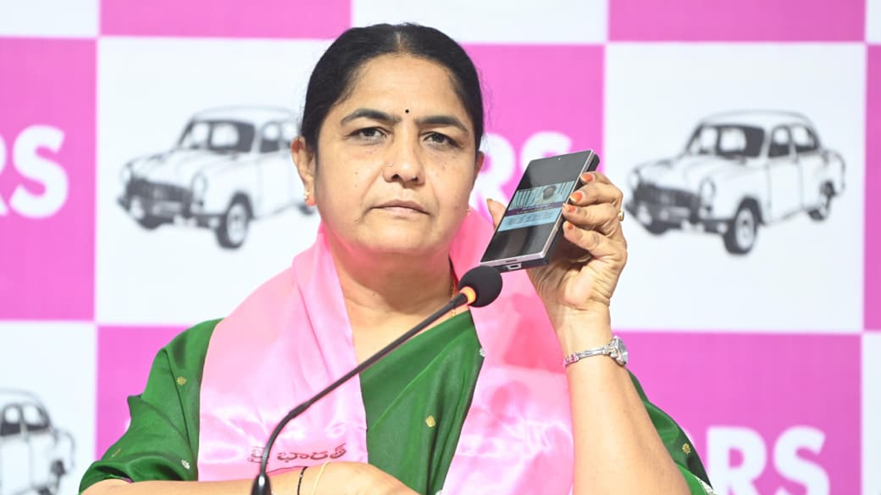 Sunitha Laxma Reddy | రేషన్ కార్డులపై రేవంత్, ఉత్తమ్ ఫొటోలు ఎందుకు.. సునీతా లక్ష్మారెడ్డి ఆగ్రహం