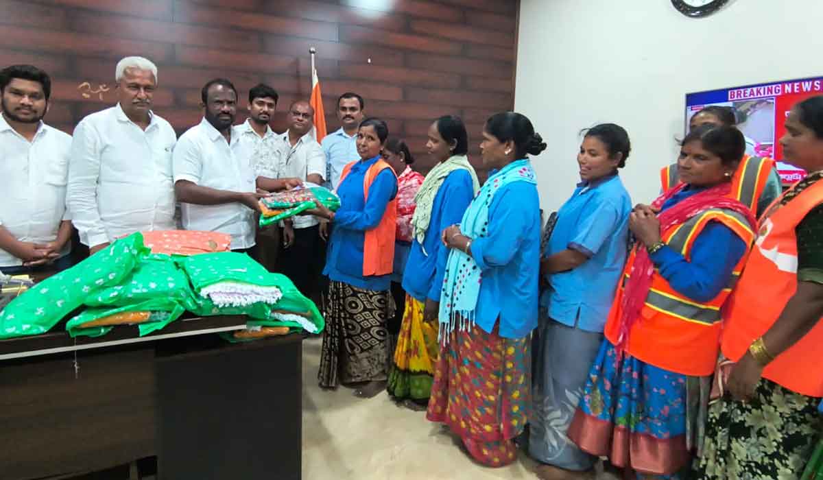 Ramagundam | రామగుండం బల్దియాలో కార్మికులకు యూనిఫామ్ ల పంపిణి