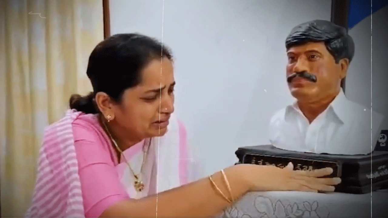 Peddi Swapna | నువ్వు లేని రోజు చూడు ఎంత అరాచకమో..పెద్ది విగ్రహం వద్ద కన్నీటి పర్యంతమైన సుద‌ర్శ‌న్ రెడ్డి స‌తీమ‌ణి : వీడియో