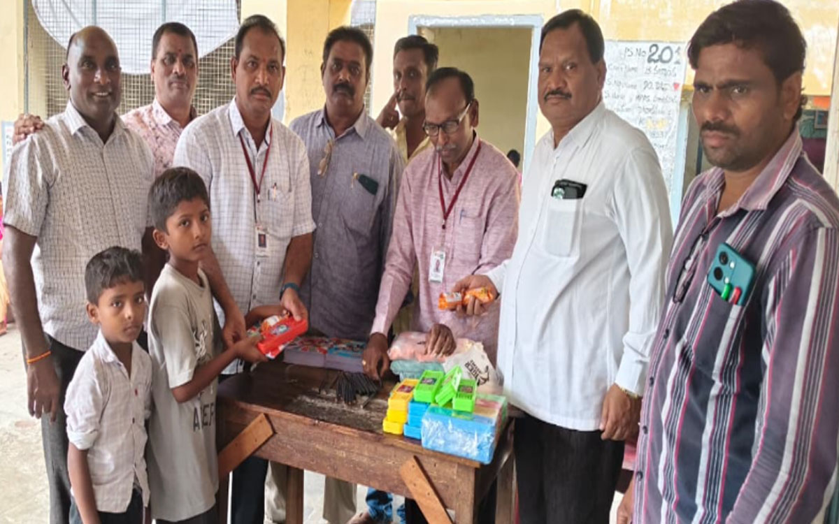 విద్యార్థులకు స్వర్ణభారతి ట్రస్ట్ నోట్ పుస్త‌కాల పంపిణీ