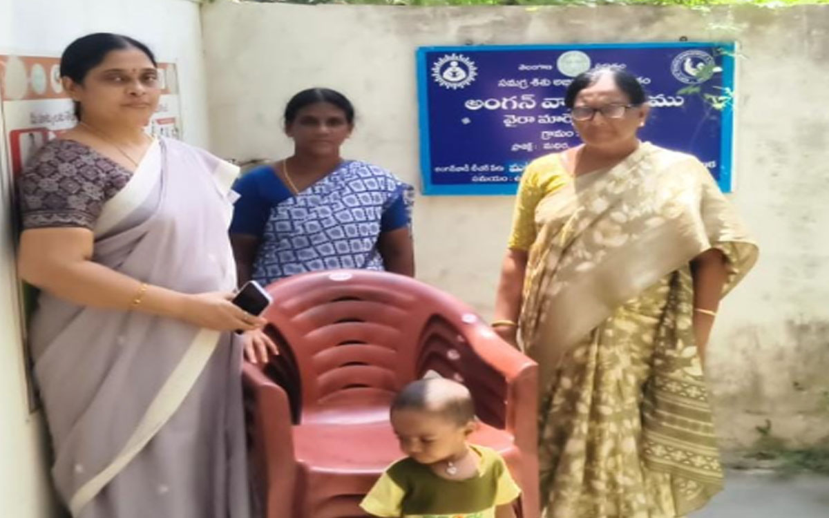 అంగన్‌వాడీ కేంద్రానికి కుర్చీలు, విద్యుత్ లైట్లు అందజేత