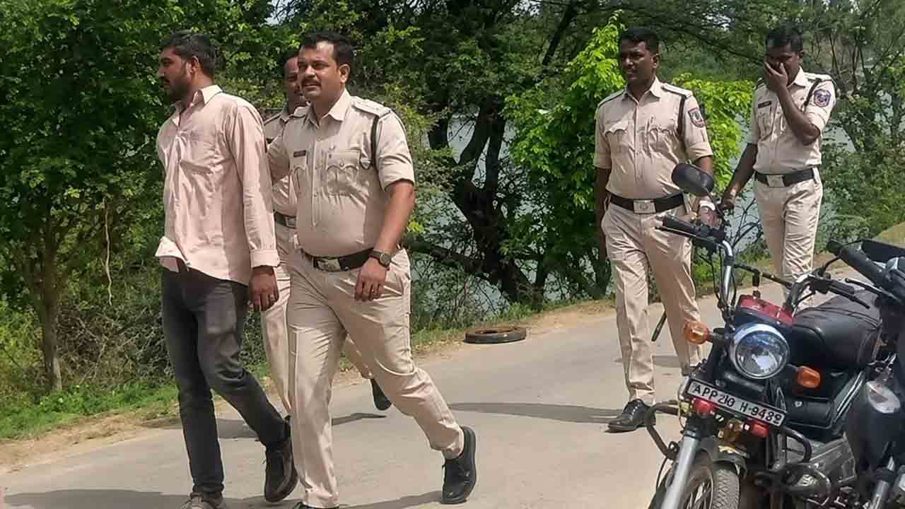 Bibinagar | బీబీనగర్ లో ఇనుప రాడ్‌తో సైకో వీరంగం.. అదుపులోకి తీసుకొన్న పోలీసులు