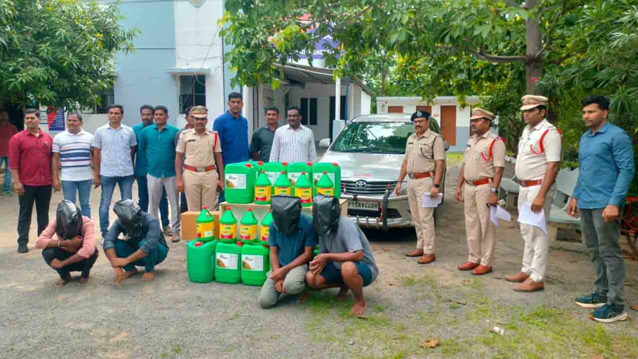 Tandur | నిషేధిత గడ్డిమందు పట్టివేత.. నలుగురు నిందితుల అరెస్ట్..!