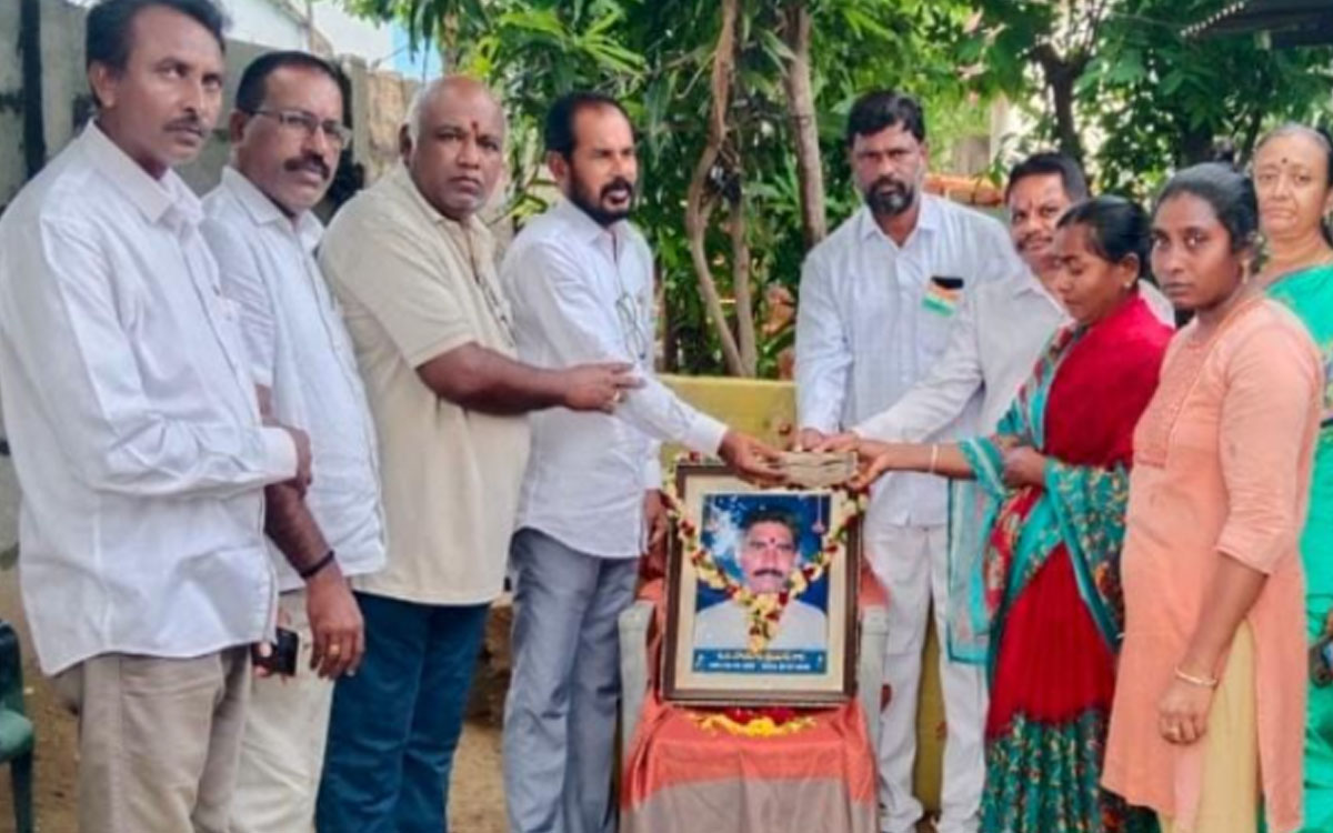 స్నేహితుడి కుటుంబానికి ఆర్థిక సాయం