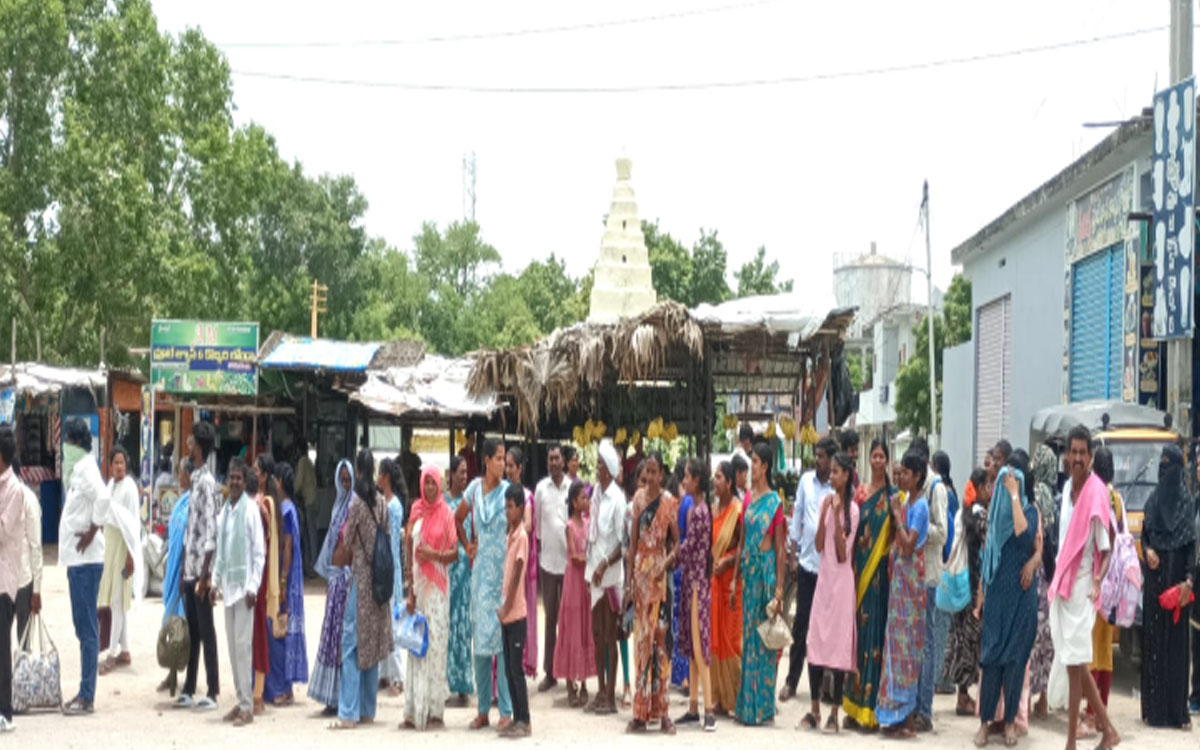 మండుటెండలో బస్సు కోసం ప్రయాణికుల ఎదురుచూపు