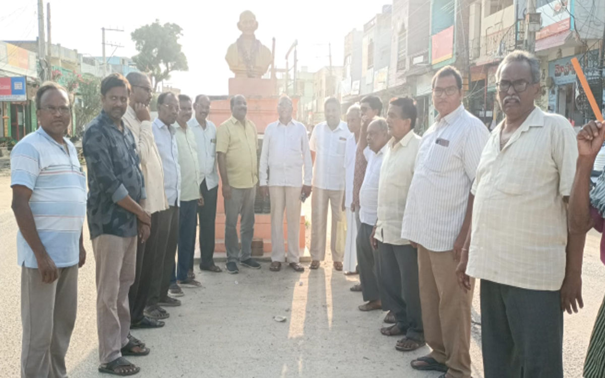బుల్లెట్ ట్రైన్ అలైన్‌మెంట్ దీక్షకు మద్దతుగా నిరసన