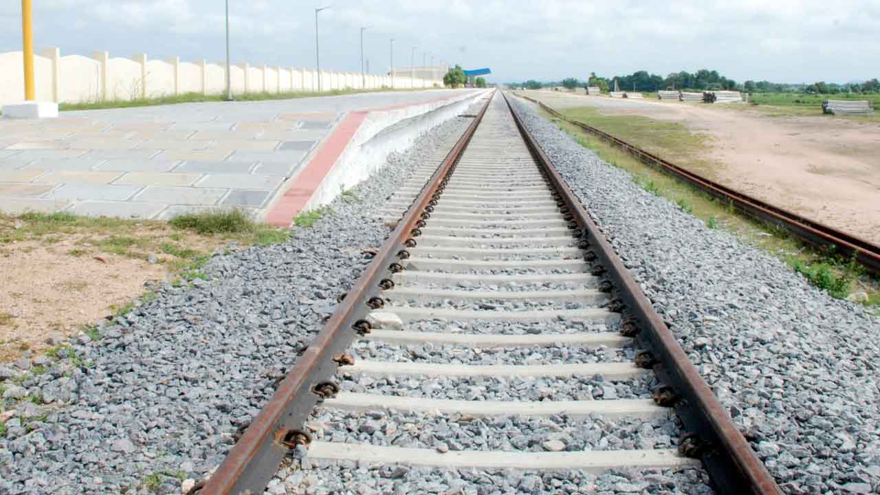 రైల్‌ కూత పెట్టేనా?.. విశాఖ ఎక్స్‌ప్రెస్‌ రాయిచూర్‌కు వచ్చేనా?