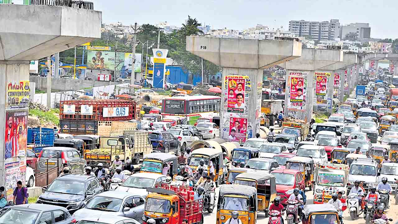 ప్రజల కష్టాల బాట.. పోలీసుల కాసుల వేట