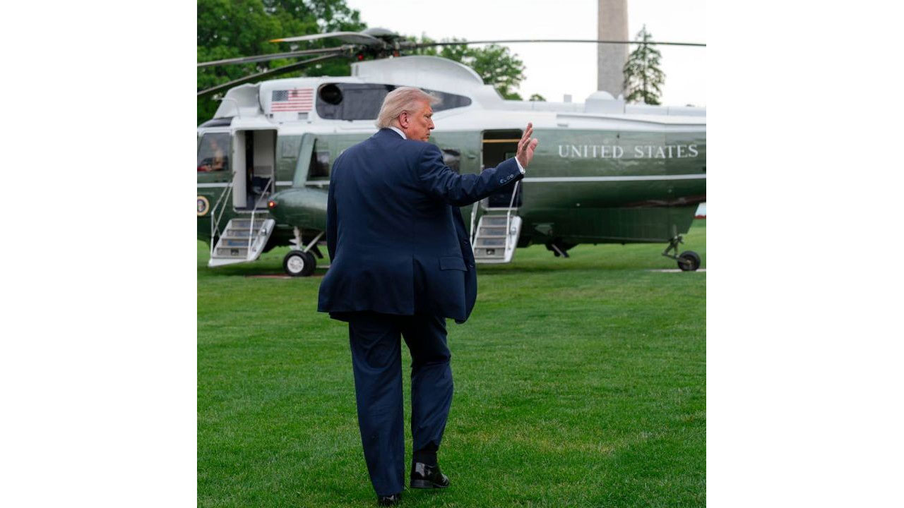 Donald Trump: మిలిట‌రీ హెలికాప్ట‌ర్‌లో ట్రంప్.. స‌మీపంగా వెళ్లిన క‌మ‌ర్షియ‌ల్‌ విమానం