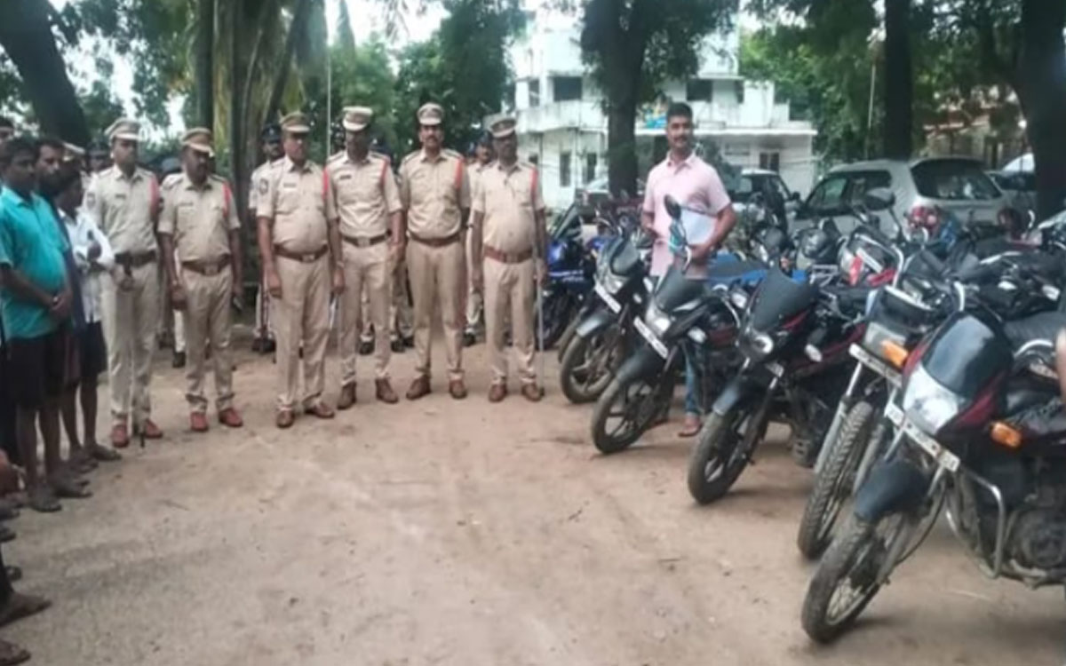 తుంగతుర్తిలో 74 బైక్‌లు, 2 ఆటోలు సీజ్