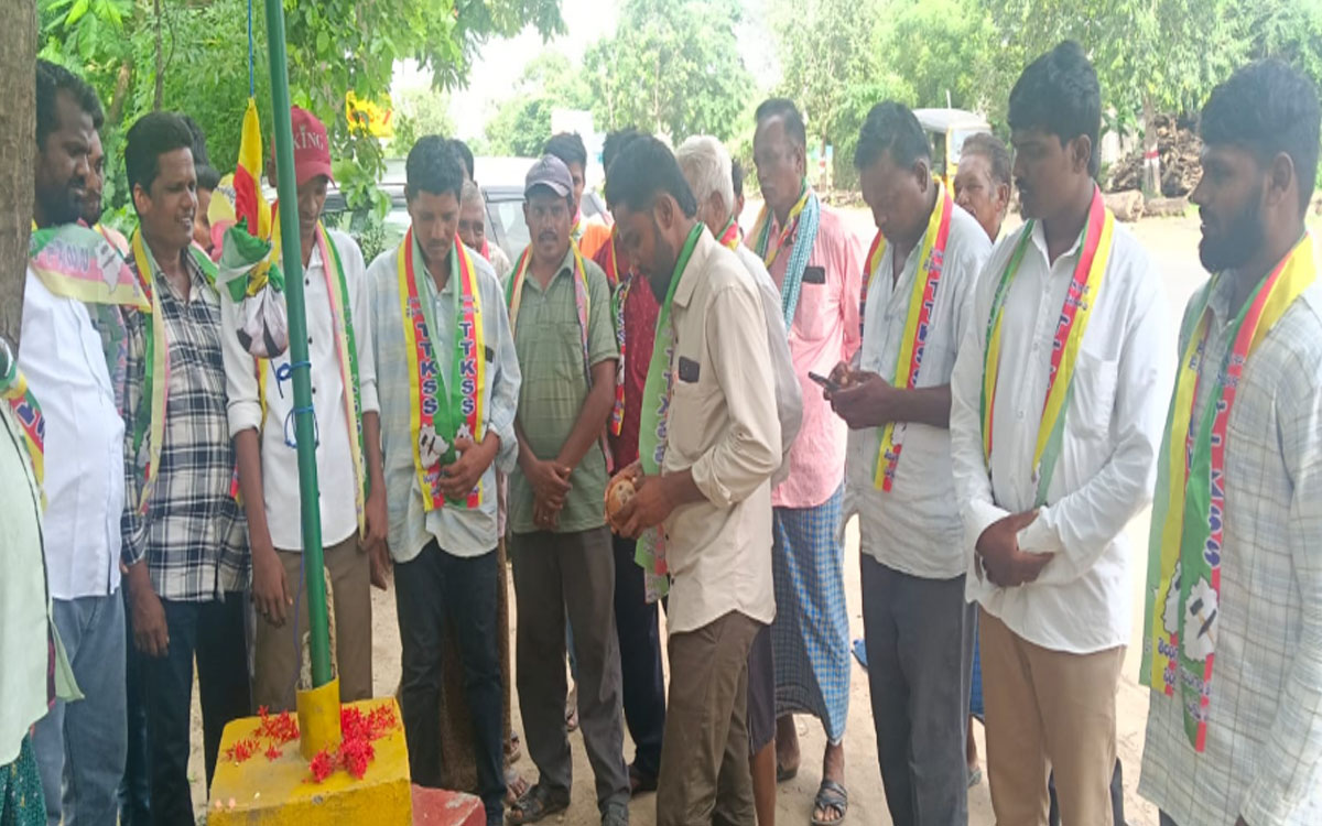 అంజనాపురంలో తురకకాశ సంఘం జెండా ఆవిష్కరణ