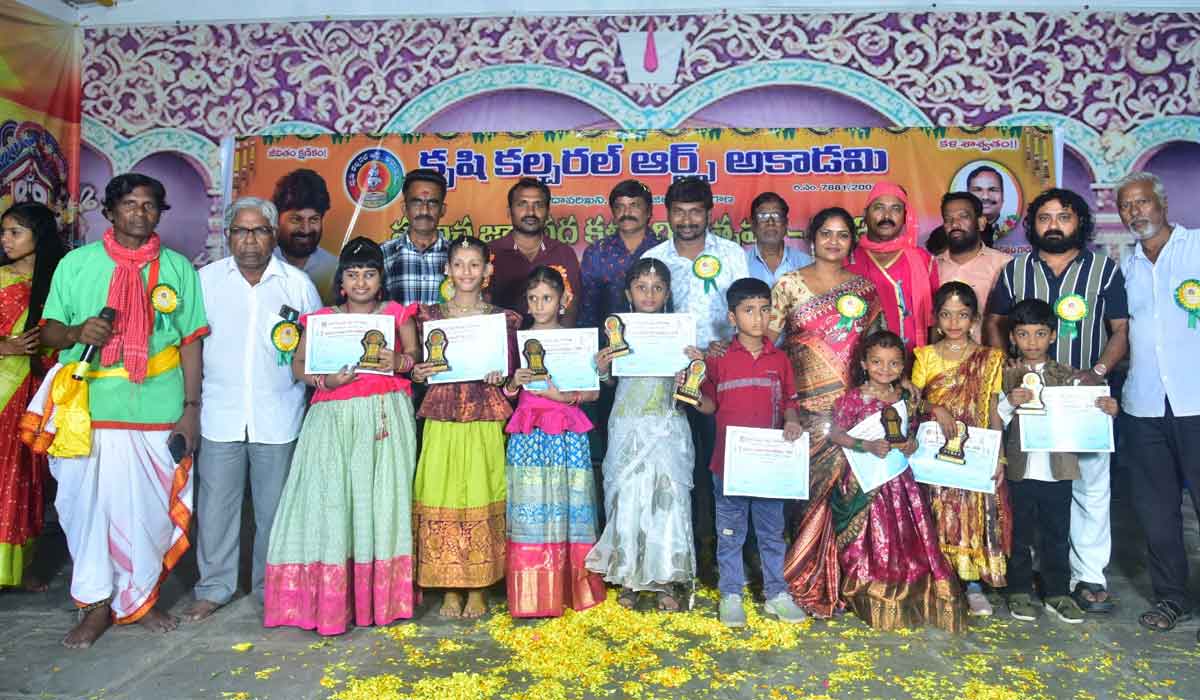 Godavarikhani | గోదావరిఖనిలో ఒకే వేదిక పై రెండు వందల మంది కళాకారుల సందడి