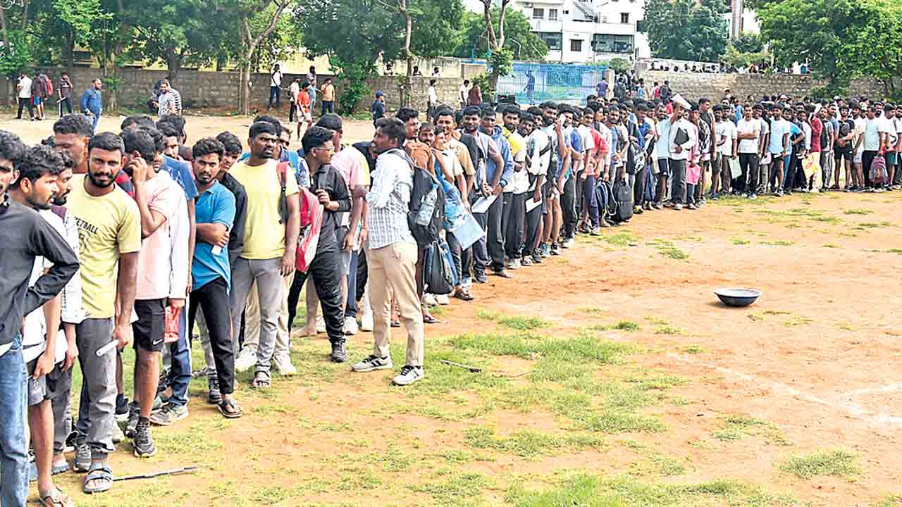 చూడు చూడు నిరుద్యోగుల గోడు