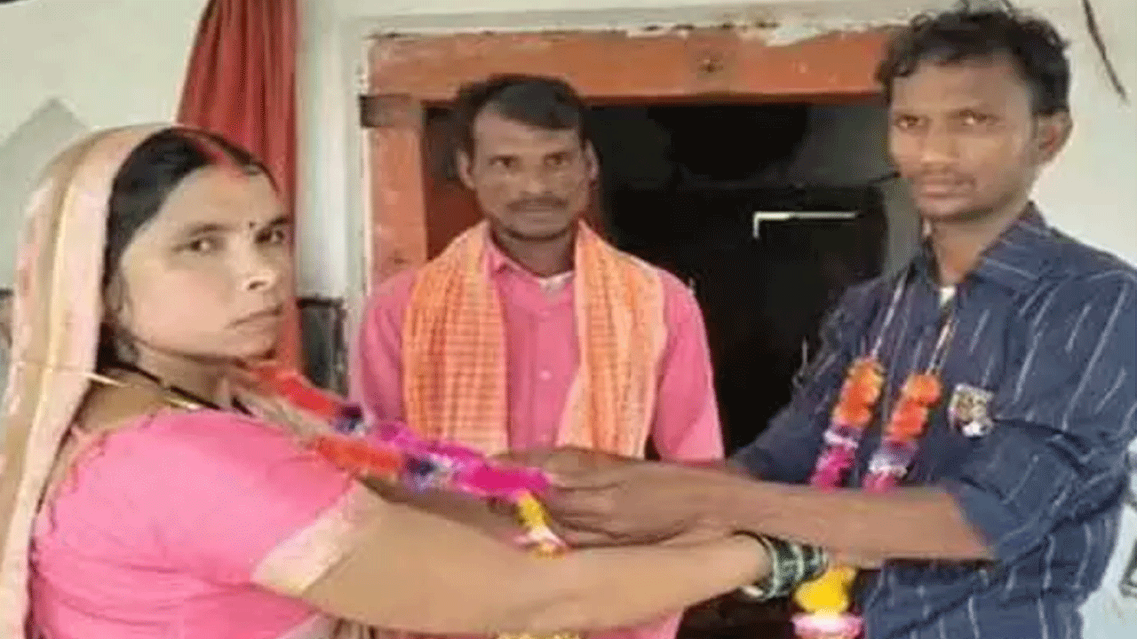 Uttarpradesh |భార్యకు ప్రియుడితో పెళ్లి చేసి పంపిన భర్త : వీడియో