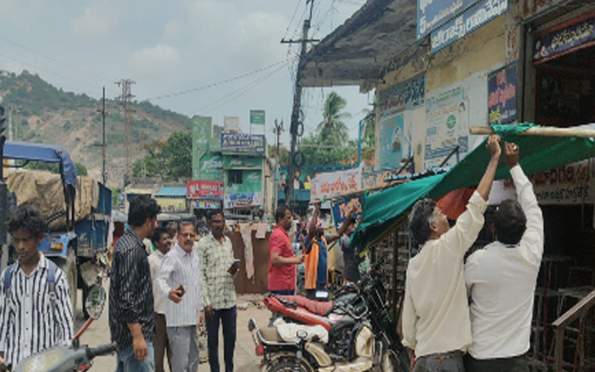 నల్లగొండలో భారీ ఎత్తున అక్రమ నిర్మాణాల తొలగింపు