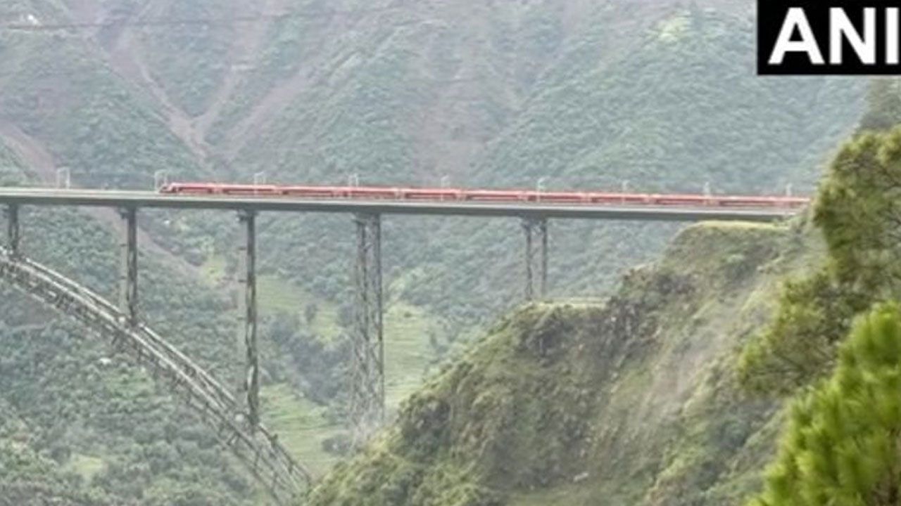 Chenab Bridge: చీనాబ్ బ్రిడ్జ్‌పై 100 కిలోమీట‌ర్ల వేగంతో దూసుకెళ్లిన వందేభార‌త్.. వీడియో