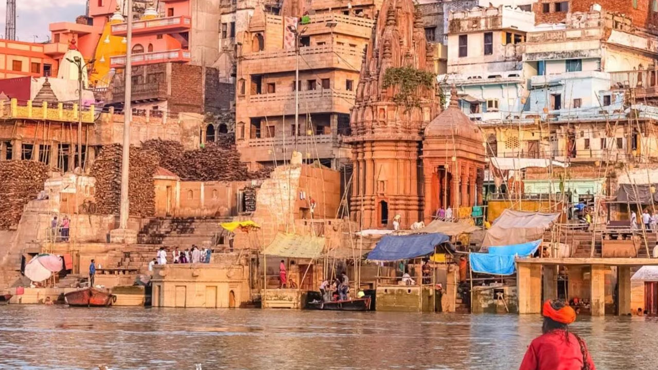 Ganga River: వార‌ణాసిలో ఉధృతంగా గంగా న‌ది ప్ర‌వాహం..  84 ఘాట్లు మూసివేత