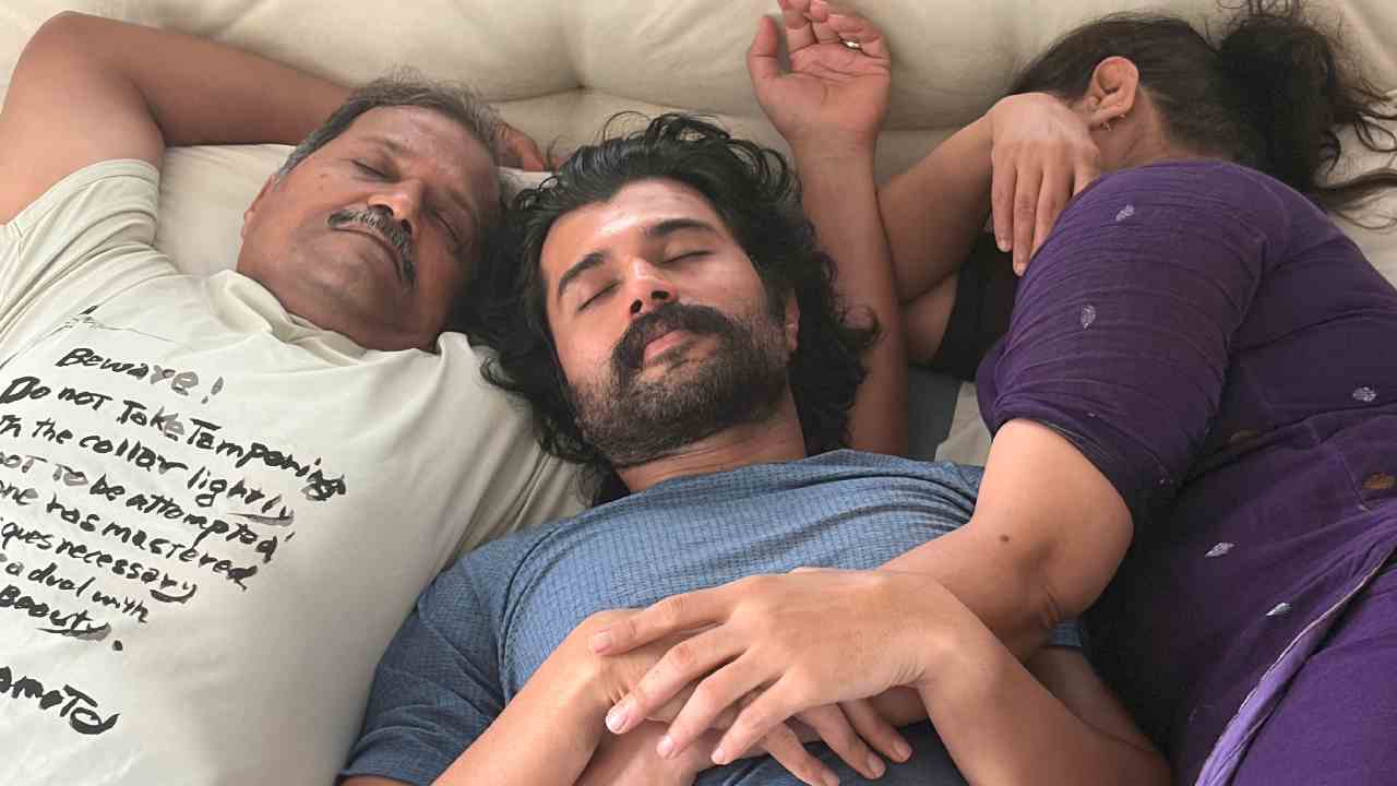 Vijay Deverakonda | వ‌ర్షం కారణంగా షూటింగ్ రద్దు.. తల్లిదండ్రుల మధ్య సేద తీరిన‌ విజయ్ దేవరకొండ, ఫోటో క్రెడిట్ ఇచ్చిన రష్మిక!