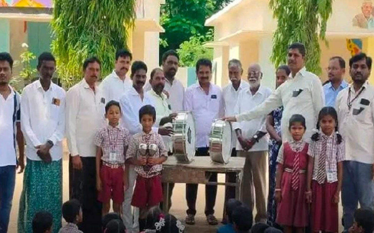 వెంప‌టి ప్రభుత్వ పాఠశాలకు డ్రమ్స్ అందజేత