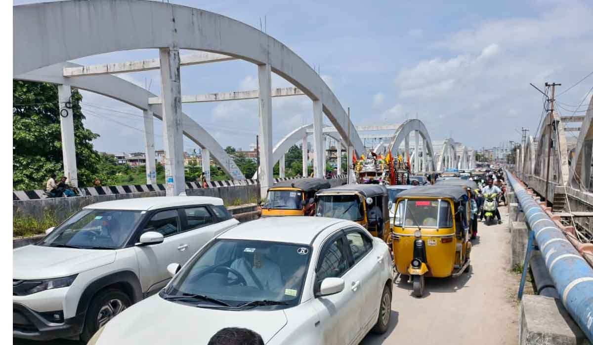 Vemulawada | వాహనాల రద్దీతో వేములవాడలో ట్రాఫిక్ జామ్.. రక్షాబంధన్ వేడుక సందర్భంగా ఎక్కడికక్కడే నిలిచిన వాహనాలు