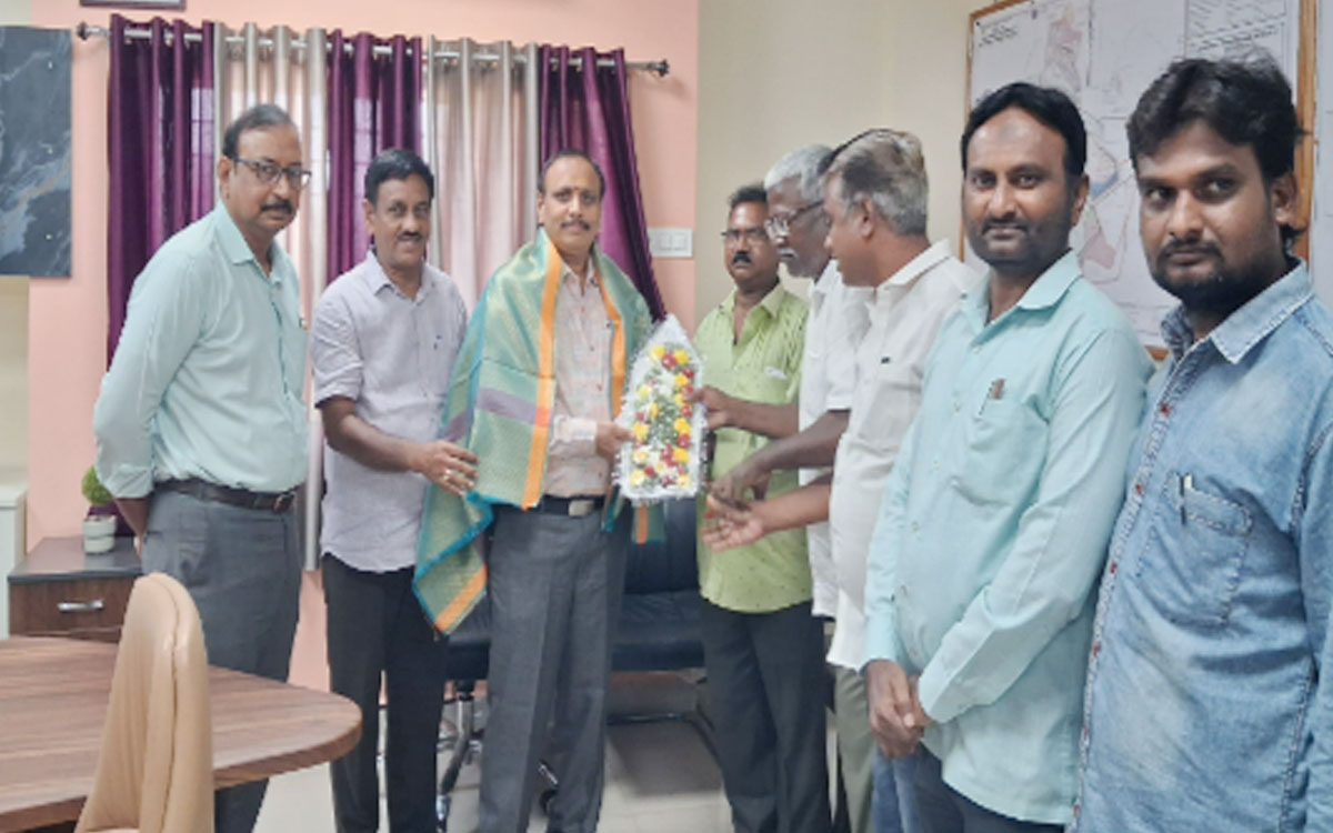 కొత్తగూడెం ఏరియా నూత‌న‌ జీఎం సీహెచ్.వెంకటరమణకు సివిల్ కాంట్రాక్టర్ల సన్మానం