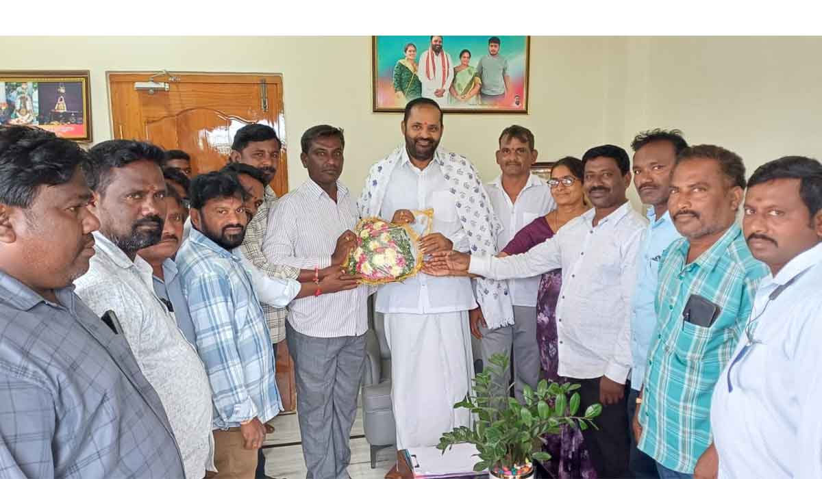 Vijaya Ramana Rao | సమస్యలు పరిష్కరించాలని ప్రభుత్వ విప్‌ విజయరమణారావును కలిసిన ఫీల్డ్ అసిస్టెంట్లు