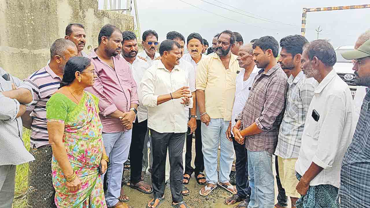 ఇవేం రోడ్లు ఇదేం పాలన?