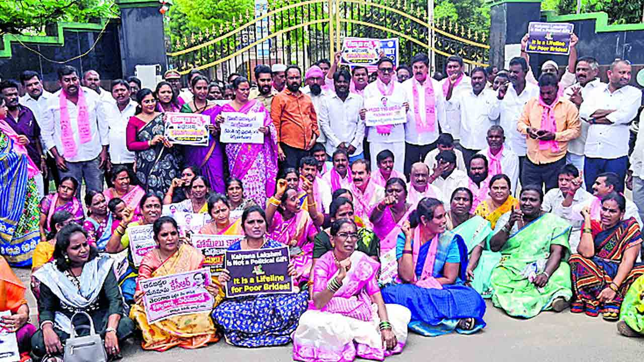 పథకాల రద్దు కుట్రపై భగ్గుమన్న బీఆర్ఎస్