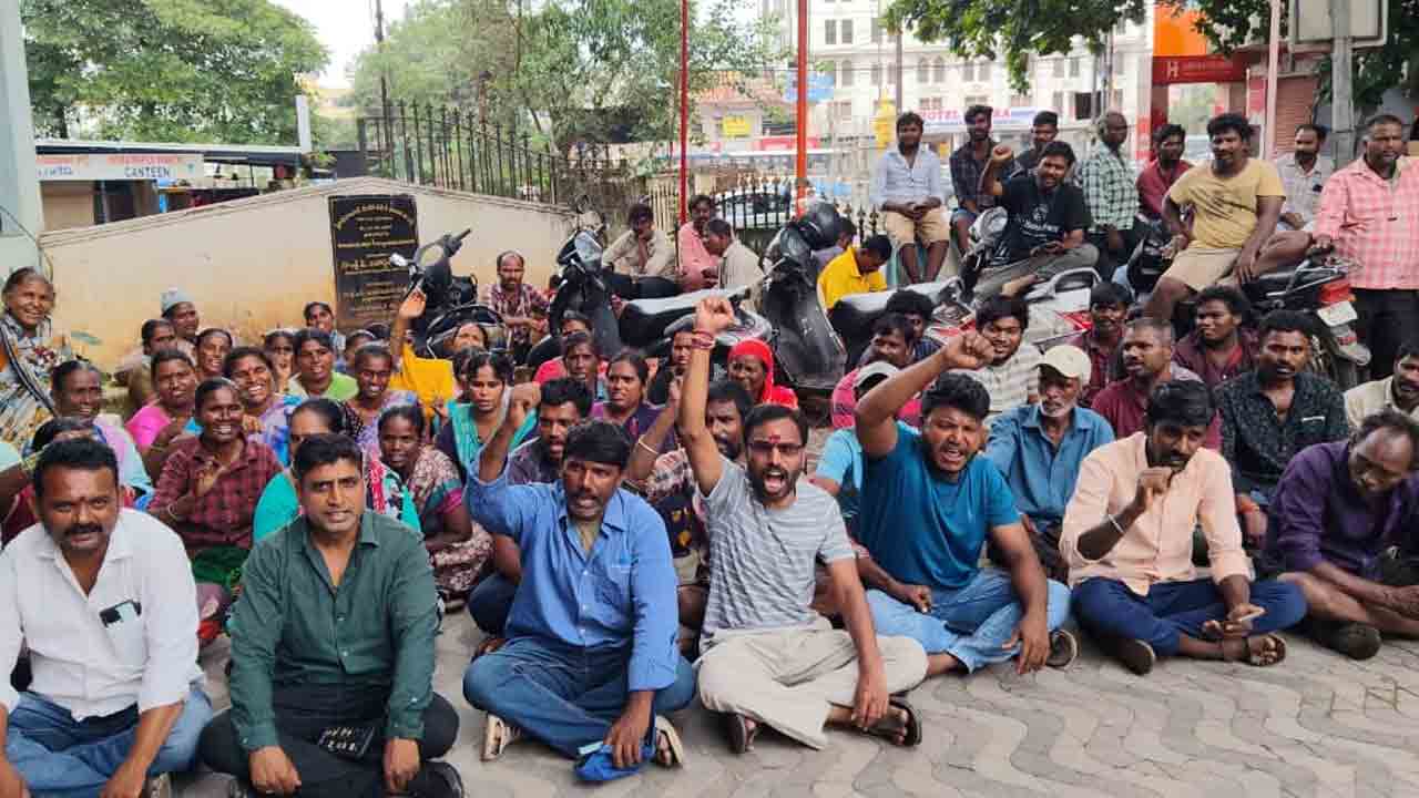 Kondapur | చెత్త వేరు చేయనివ్వడం లేదంటూ కార్మికుల ఆందోళన