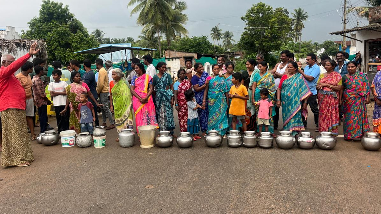 తాగునీటి కోసం రోడ్డెక్కిన ఎస్సీ కాలనీ వాసులు.. సీపీఎం ఆధ్వర్యంలో రాస్తారోకో