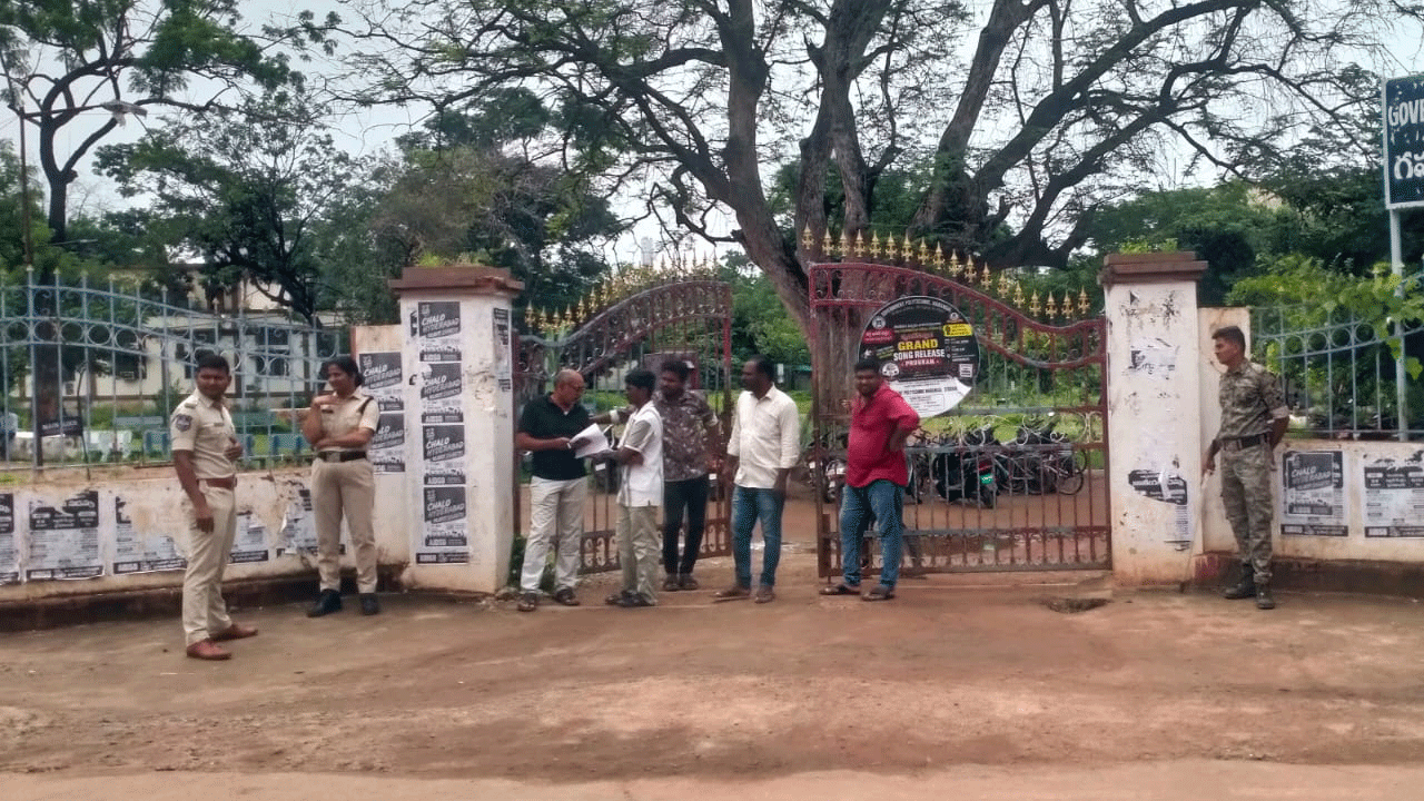 Warangal | వరంగల్ పాలిటెక్నిక్ కళాశాల వ‌ద్ద భారీగా పోలీసుల మోహ‌రింపు.. బీఆర్ఎస్ నేత‌ల హౌస్ అరెస్ట్‌