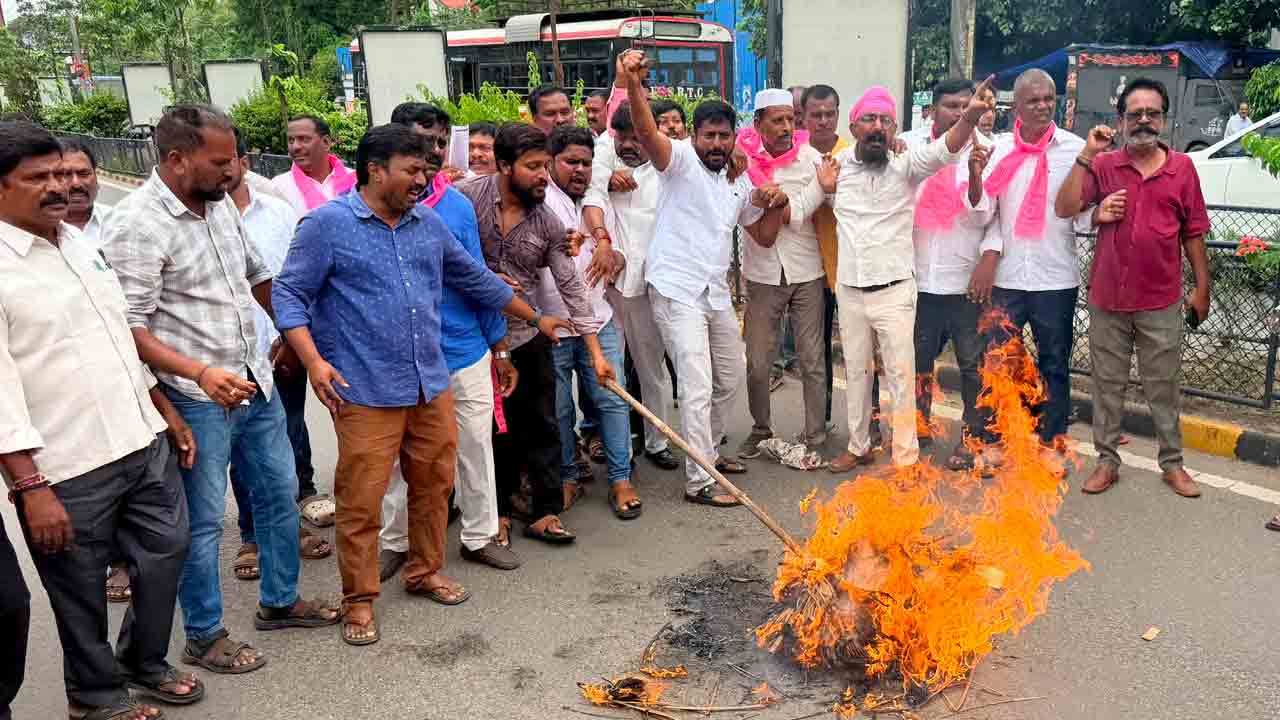 కల్యాణ లక్ష్మి పథకాన్ని కొనసాగించాలని బీఆర్‌ఎస్‌ ధర్నా.. వరంగల్‌ కలెక్టరేట్ ఎదుట ఉద్రిక్తత