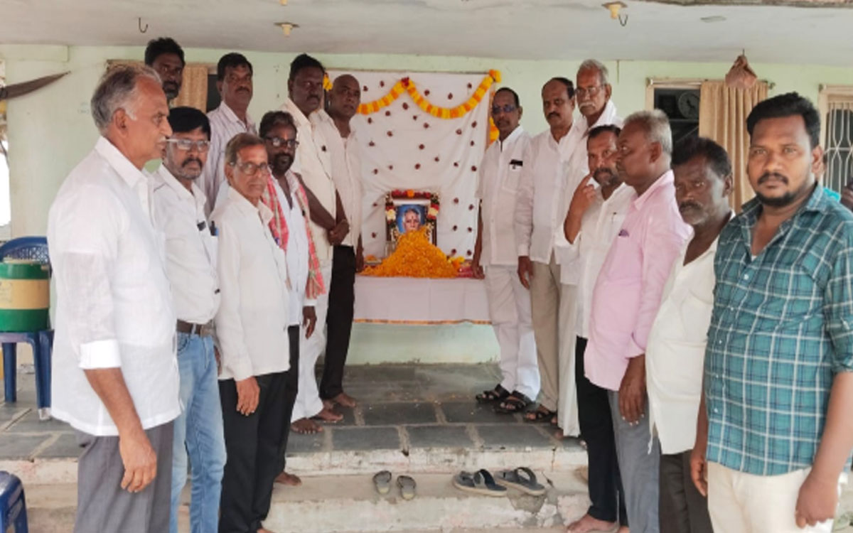 కర్నాటి బాబురావుకు బీఆర్ఎస్ నాయకుల నివాళి